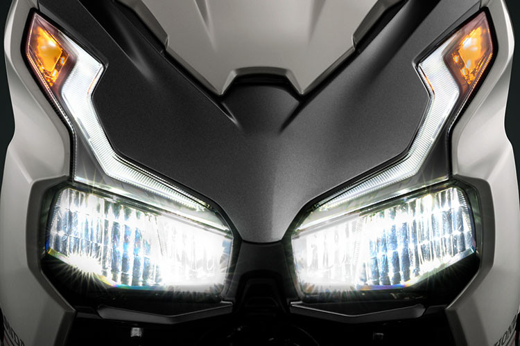 Honda Air Blade bản giới hạn có màu Xám trông khá phong cách. Tem xe có màu Xam tương phản với tông màu chủ đạo tạo điểm nhấn và cá tính riêng.