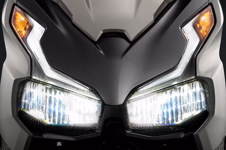 Honda Air Blade bản giới hạn có màu Xám trông khá phong cách. Tem xe có màu Xam tương phản với tông màu chủ đạo tạo điểm nhấn và cá tính riêng.