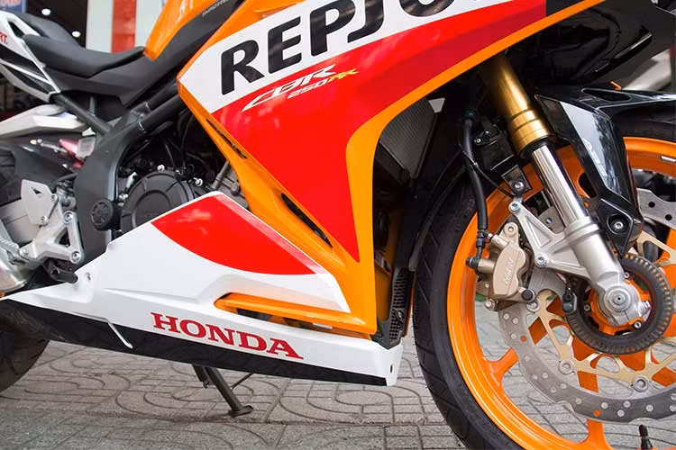 Trên phiên bản đặc biệt này, mâm xe sơn màu cam đồng nhất với tổng thể. Xe vẫn trang bị phanh đĩa, tích hợp công nghệ chống bó cứng phanh ABS trên cả 2 bánh. Phuộc trước dạng up-side-down, điểm vượt trội hơn 2 đối thủ cùng phân khúc Kawasaki Ninja 300 và Yamaha YZF-R3.