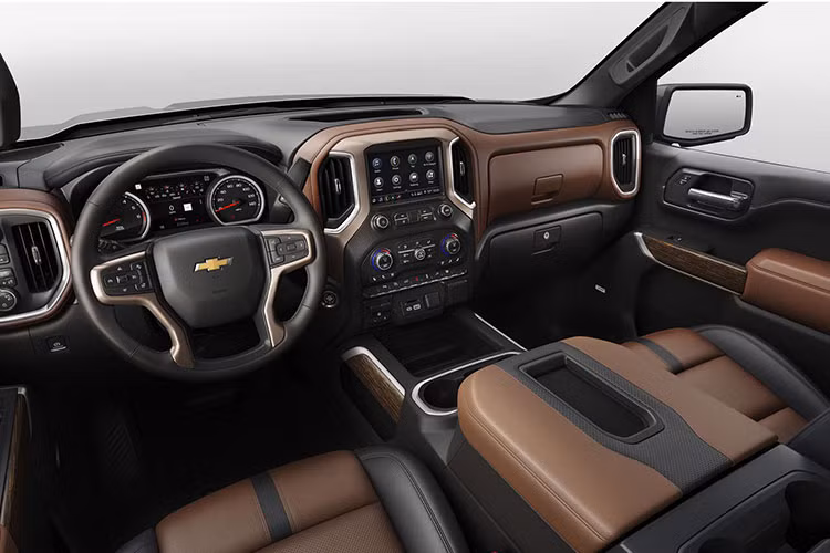 Điểm đặc biệt nhất của mẫu xe SUV cỡ lớn Chevrolet Suburban RST Performance Package nằm ở bên dưới nắp ca-pô. Nó là phiên bản Suburban đầu tiên được trang bị động cơ V8 6.2l nạp khí tự nhiên, cho công suất lên tới 420 mã lực và mô-men xoắn 623Nm.