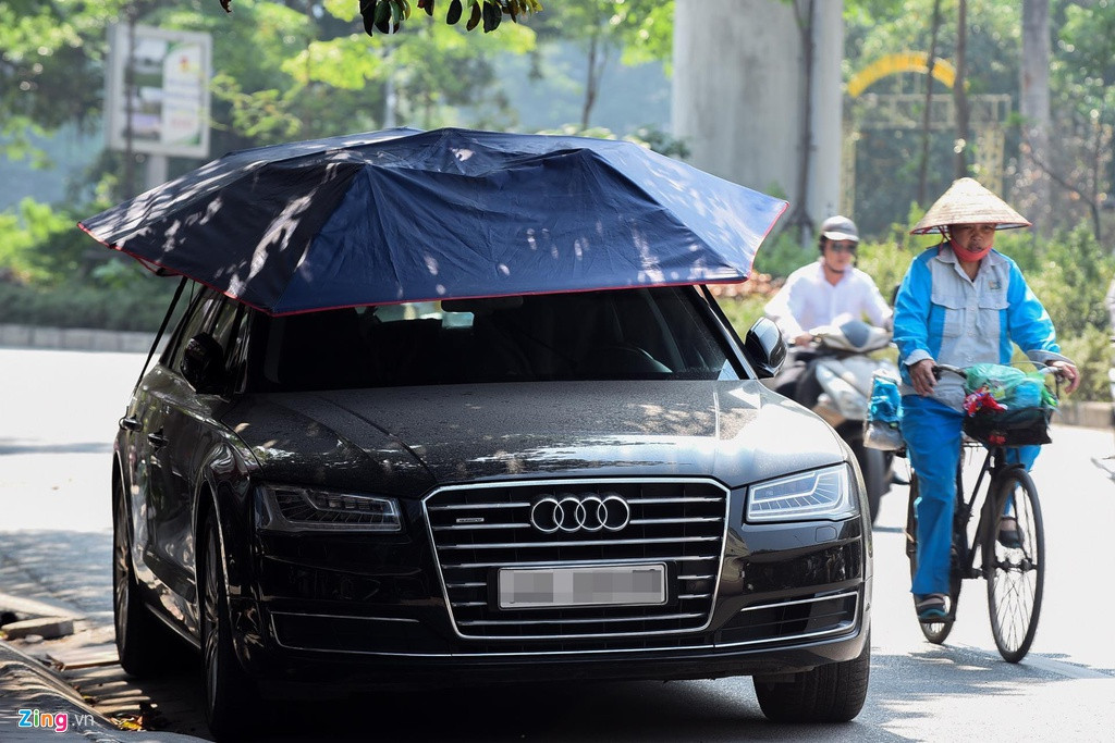 Chỉ vài tháng nữa, mùa hè với các đợt nắng nóng sẽ đến. Đối với ôtô phải đỗ ngoài trời, cái nắng mùa hè là cơn ác mộng. Để tránh điều này, sử dụng bạt che là một trong những biện pháp phổ biến nhất. Đó cũng là một món quà ý nghĩa cho nửa kia nhân ngày Valentine. Ngoài loại bạt phủ kín xe truyền thống, thị trường có thêm một loại ô che nắng cho khoang ca-bin điều khiển bằng remote và có giá 2-4 triệu đồng. 