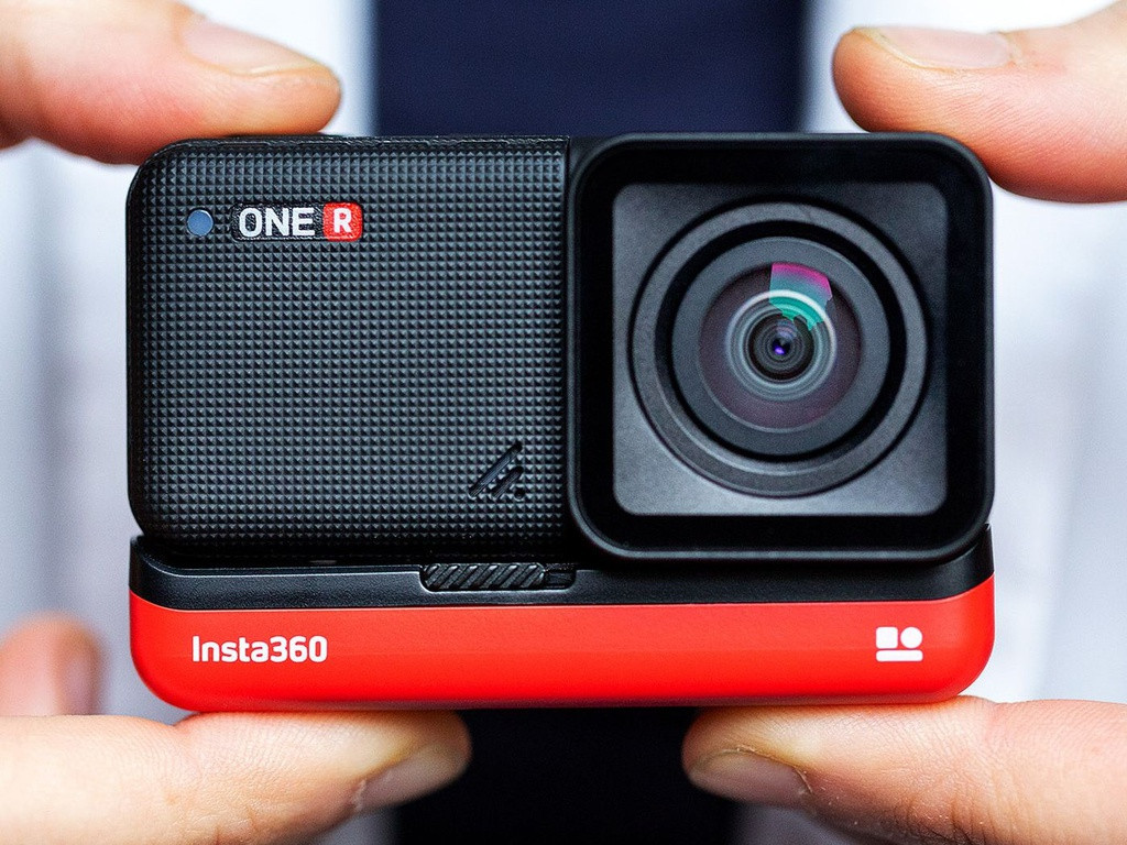 Hiện nay, camera hành trình là trang bị cần thiết đối với ôtô. Những người thích phượt bằng xe máy cũng cần camera hành trình để lưu giữ những kỷ niệm trên chặng đường đã đi qua. Do đó, nửa kia của bạn sử dụng ôtô hay xe máy thì camera hành trình đều thích hợp. Chỉ từ 3 triệu đồng, bạn có thể mua được camera hành trình cho ôtô. Đối với người đi xe máy, một số camera hành trình gắn mũ bảo hiểm tiêu biểu như Xiaomi Mijia Action (2,5 triệu đồng), SJ Cam (2,2 triệu đồng)...