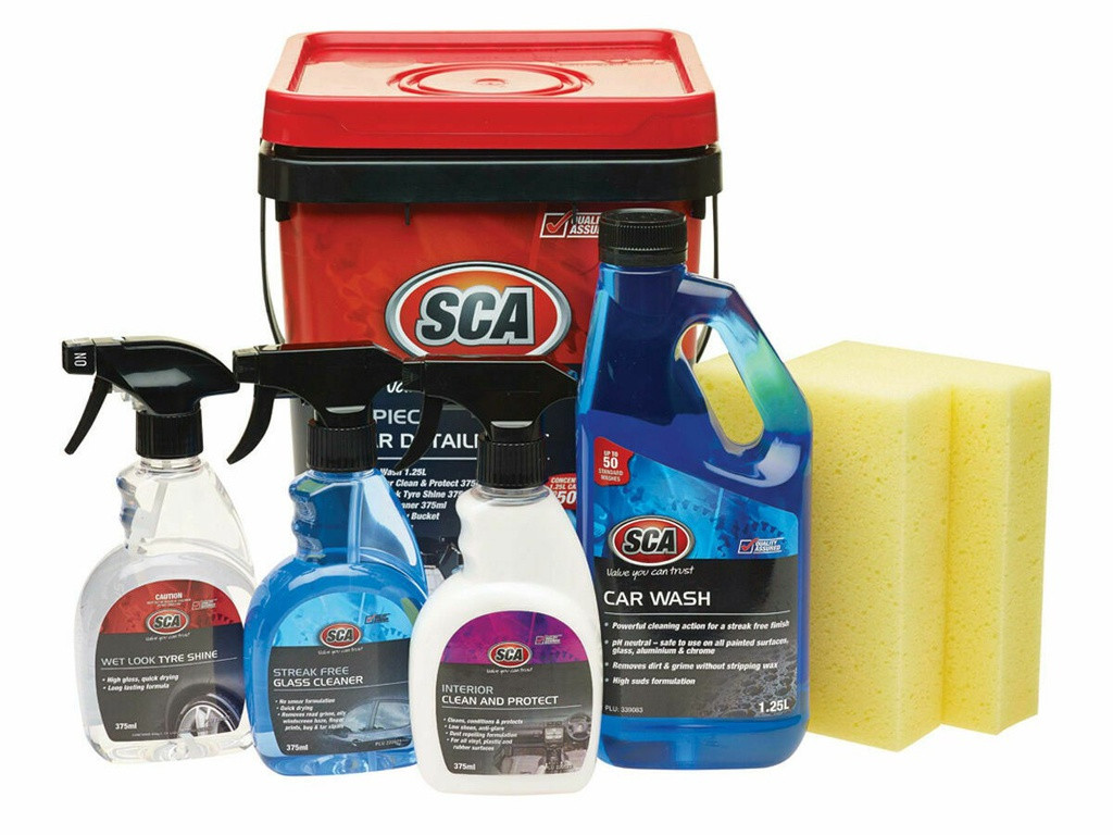 Đàn ông có thể lười biếng trong việc nhà nhưng việc chăm sóc xe thì rất quan trọng với họ. Những người yêu xe thực thụ có thể dành hàng giờ đồng hồ chỉ để vệ sinh, làm đẹp cho chiếc xe. Do đó, một bộ vệ sinh xe bao gồm khăn và các dung dịch tẩy rửa chuyên nghiệp sẽ là món quà tuyệt vời cho các chàng. Bên cạnh đó, giá cả của món quà này cũng không quá đắt, chỉ khoảng 200.000-300.000 đồng đối với xe máy, 500.000-700.000 đồng đối với ôtô.