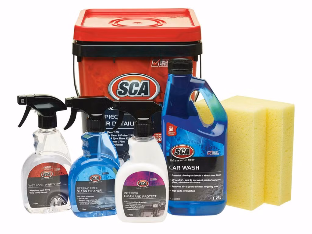 Đàn ông có thể lười biếng trong việc nhà nhưng việc chăm sóc xe thì rất quan trọng với họ. Những người yêu xe thực thụ có thể dành hàng giờ đồng hồ chỉ để vệ sinh, làm đẹp cho chiếc xe. Do đó, một bộ vệ sinh xe bao gồm khăn và các dung dịch tẩy rửa chuyên nghiệp sẽ là món quà tuyệt vời cho các chàng. Bên cạnh đó, giá cả của món quà này cũng không quá đắt, chỉ khoảng 200.000-300.000 đồng đối với xe máy, 500.000-700.000 đồng đối với ôtô.