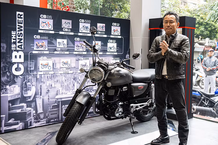 Được ra đời lần đầu vào năm 1959, dòng xe môtô Honda CB đã ghi dấu ấn trong lịch sử xe máy với các công nghệ đột phá như động cơ trục cam đôi DOHC đầu tiên và động cơ 4 xi lanh thẳng hàng đầu tiên được sản xuất hàng loạt.