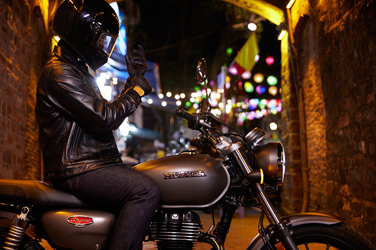 Mức giá xe Honda CB350 H’ness 2024 tại Việt Nam có mức đề xuất là 129,99 triệu đồng. Mẫu xe này sẽ được mở bán vào ngày 29/1/2024 tại hệ thống Cửa hàng CB ủy nhiệm mới với chế độ bảo hành 2 năm và không giới hạn kilomet.