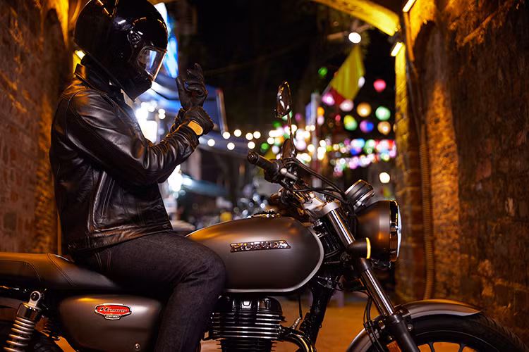 Mức giá xe Honda CB350 H’ness 2024 tại Việt Nam có mức đề xuất là 129,99 triệu đồng. Mẫu xe này sẽ được mở bán vào ngày 29/1/2024 tại hệ thống Cửa hàng CB ủy nhiệm mới với chế độ bảo hành 2 năm và không giới hạn kilomet.