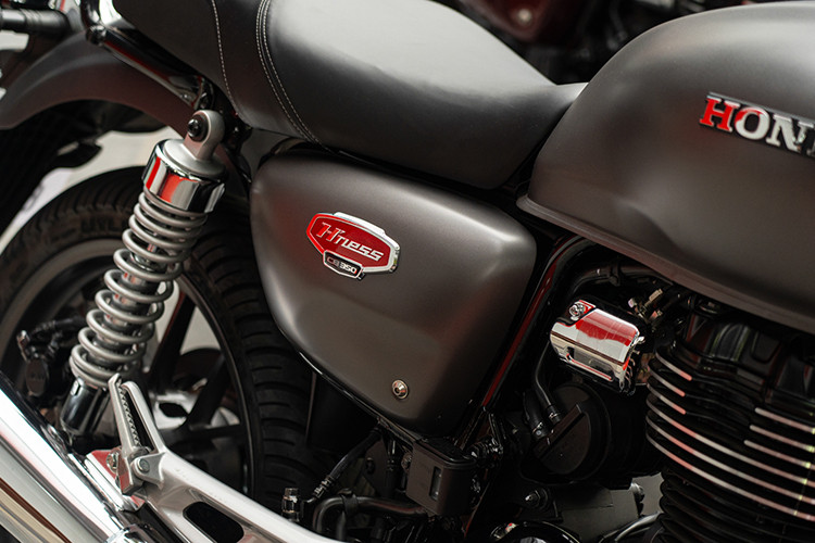 Mẫu xe sở hữu bình xăng lớn hình dáng cổ điển với thiết kế phồng nhẹ hai bên. Tất cả làm nổi bật đường nét cổ điển của CB350 H’ness cùng vẻ lịch lãm mà vẫn trẻ trung. Vành đúc 14 chấu cùng lốp không săm to bản với nhiều rãnh thoát nước mang tới khả năng vận hành linh hoạt, ổn định và hình ảnh nam tính nổi bật.