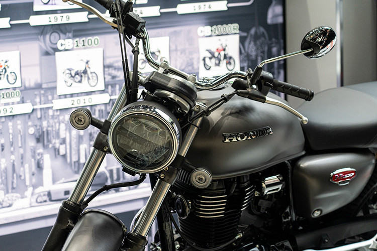 Honda CB350 H’ness 2024 mới không chỉ là một phương tiện di chuyển, mà còn là nguồn cảm hứng bất tận trên mỗi hành trình của chủ sở hữu. Khối động cơ được thiết kế "hở" hầm hố và thẳng đứng, tràn đầy sức mạnh, tạo cho xe dáng vẻ bề thế tương tự những dòng môtô phân khối lớn cao cấp.