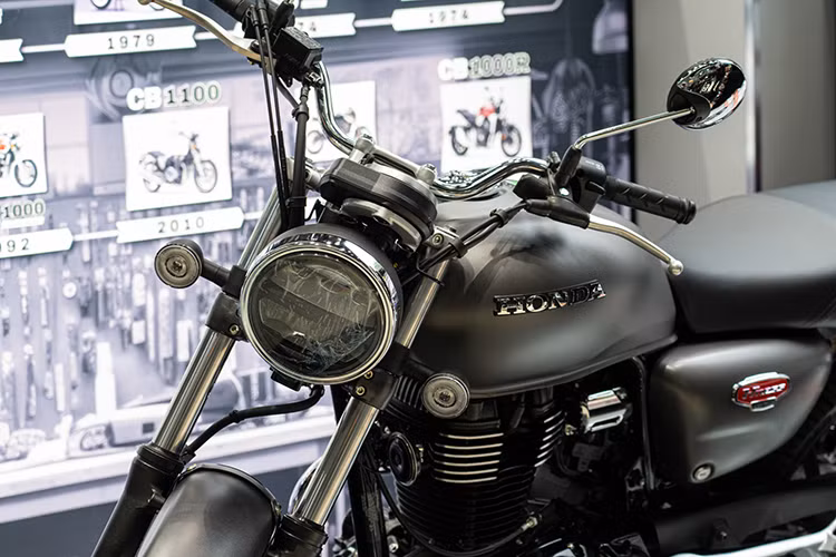 Honda CB350 H’ness 2024 mới không chỉ là một phương tiện di chuyển, mà còn là nguồn cảm hứng bất tận trên mỗi hành trình của chủ sở hữu. Khối động cơ được thiết kế "hở" hầm hố và thẳng đứng, tràn đầy sức mạnh, tạo cho xe dáng vẻ bề thế tương tự những dòng môtô phân khối lớn cao cấp.