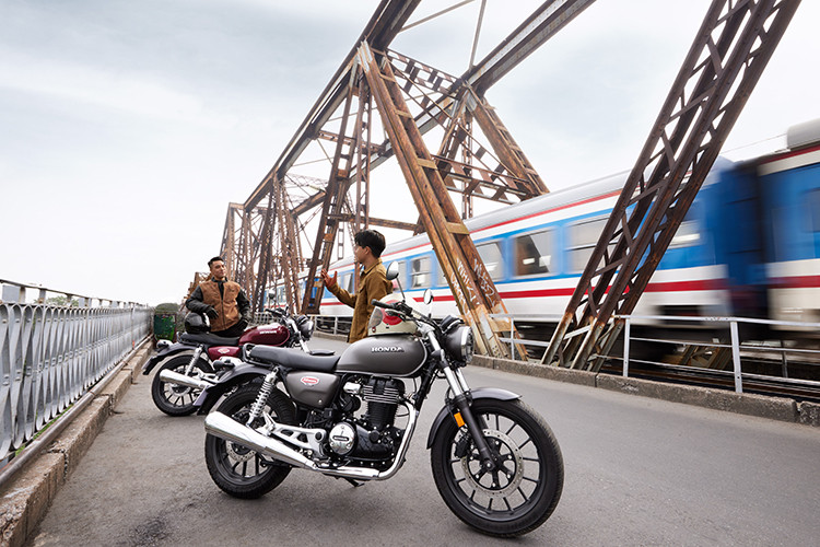 Trang bị đồng bộ phanh đĩa trước đường kính 310mm, phanh đĩa sau đường kính 240mm được tích hợp hệ thống ABS 2 kênh giúp kiểm soát hiệu quả tốc độ của xe, ngăn ngừa hiện tượng khóa bánh trong các tình huống phanh khẩn cấp. Các hệ thống kiểm soát lực kéo (HSTC) và hệ thống cảnh bảo dừng khẩn cấp (ESS) giúp tăng sự an toàn hơn khi di chuyển.