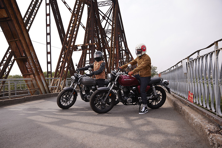 Bên cạnh đó, CB350 H’ness sở hữu hệ thống ly hợp hỗ trợ và chống trượt giúp tránh hiện tượng khóa bánh sau do lực phanh động cơ gây ra khi về số đột ngột, đồng thời giúp tay côn nhẹ hơn và bộ ly hợp vận hành mượt mà hơn.