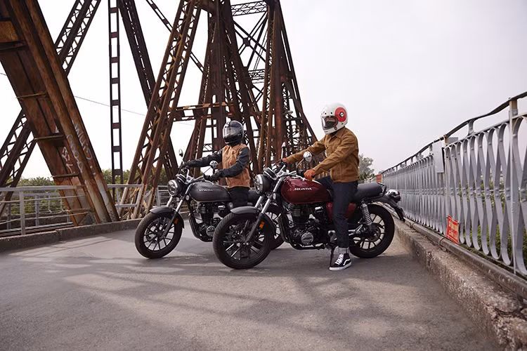 Bên cạnh đó, CB350 H’ness sở hữu hệ thống ly hợp hỗ trợ và chống trượt giúp tránh hiện tượng khóa bánh sau do lực phanh động cơ gây ra khi về số đột ngột, đồng thời giúp tay côn nhẹ hơn và bộ ly hợp vận hành mượt mà hơn.