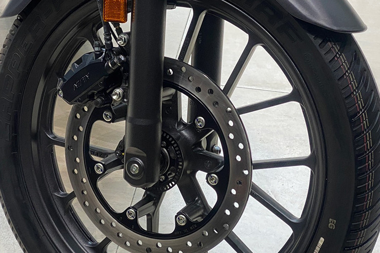 Ưu tiên đem đến sự thoải mái trên mọi hành trình, chiều cao yên xe được đặt ở mức 800mm mang lại tư thế ngồi thẳng, tự nhiên và dễ dàng kiểm soát xe. Yên xe được thiết kế phẳng và cung cấp đủ chỗ ngồi thoải mái cho cả người lái và người ngồi sau.