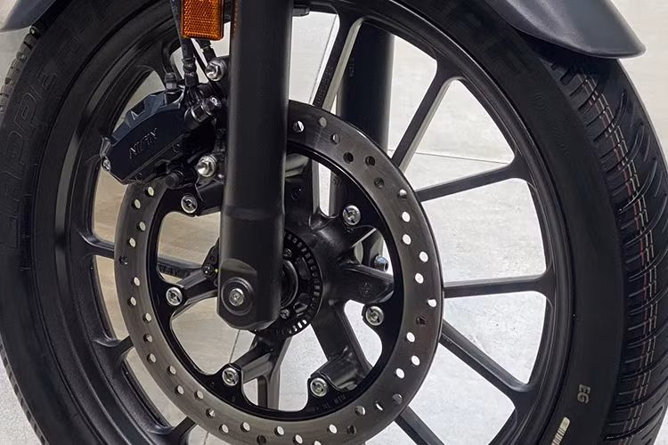 Ưu tiên đem đến sự thoải mái trên mọi hành trình, chiều cao yên xe được đặt ở mức 800mm mang lại tư thế ngồi thẳng, tự nhiên và dễ dàng kiểm soát xe. Yên xe được thiết kế phẳng và cung cấp đủ chỗ ngồi thoải mái cho cả người lái và người ngồi sau.