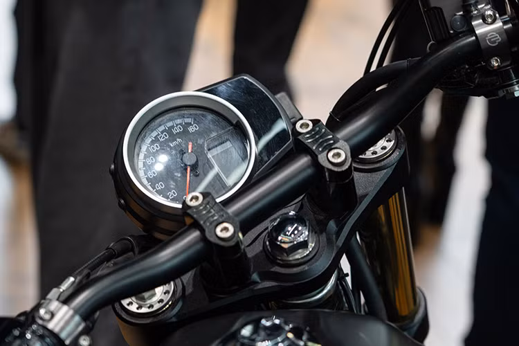 Khung xe cấu trúc dạng nôi kép, bao trọn cụm động cơ to lớn cùng ống xả được mạ chrome sáng bóng. Hệ thống đèn thiết kế dạng tròn hoài cổ được trang bị LED 2 tầng hiện đại, cao cấp cùng xi nhan LED dạng vòng lửa.