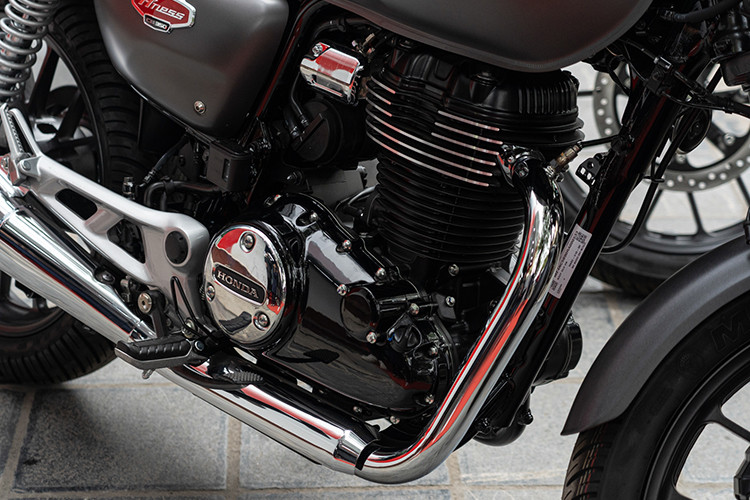 Đặc biệt, mẫu xe Honda CB350 H’ness 2024 tại Việt Nam sở hữu âm thanh ống xả trầm ấm mà uy lực. Thiết kế miệng thoát khí đường kính lớn tạo ra tiếng nổ giòn, trầm ấm đấy phấn khích.