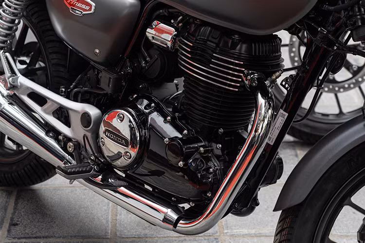 Đặc biệt, mẫu xe Honda CB350 H’ness 2024 tại Việt Nam sở hữu âm thanh ống xả trầm ấm mà uy lực. Thiết kế miệng thoát khí đường kính lớn tạo ra tiếng nổ giòn, trầm ấm đấy phấn khích.