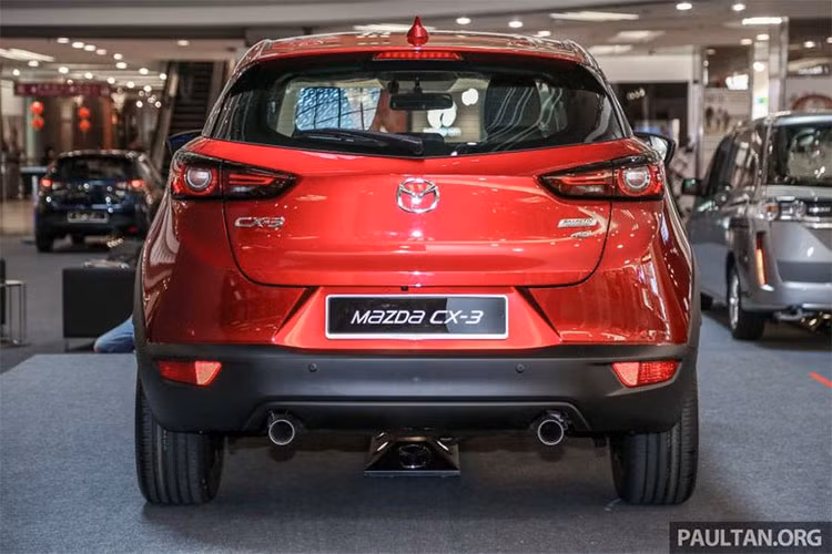 Diện mạo thể thao bên ngoài của CX-3 mới được hoàn thiện trong các viền bao đèn sương mù màu tối, đèn hậu mang thiết kế vay mượn từ đơn vị trên đàn anh CX-5 lớn hơn và cuối cùng là bộ vành hợp kim 18 inch đa chấu bọc gọn trong các lốp xe với kích thước 215/50.