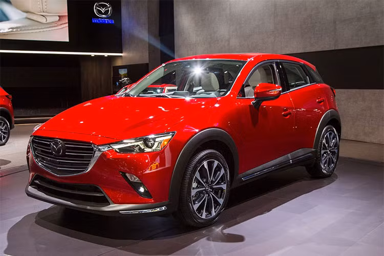 Tại thị trường Malaysia, Mazda CX-3 bản nâng cấp 2018 được nhập khẩu hoàn toàn từ Nhật Bản, mức bảo hành 5 năm hoặc 100.000 km và gói bảo trì miễn phí trong 3 năm hoặc 60.000 km. Nếu trang bị thêm tuỳ chọn với hệ thống định vị, người mua cần bỏ ra số tiền 1.198,11 RM (63,7 triệu đồng), kính an toàn giá 1.792,45 RM (10,2 triệu đồng).
