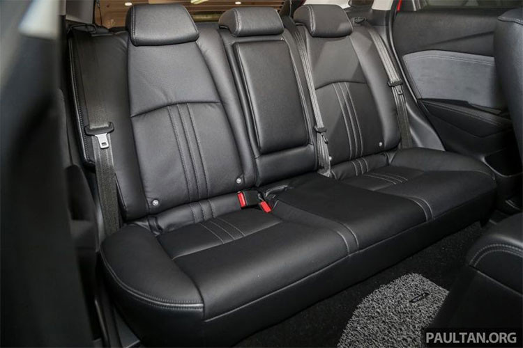 Cụm điều khiển trung tâm cũng đã được thiết kế lại để phù hợp với kiểu dáng mới của cần gạt số, ngoài ra Mazda cũng xê dịch vị trí của nút chọn chế độ Sport và các điều chỉnh của hệ thống MZD Connect, tất cả những cập nhật này khiến bố cục bên trong của CX-3 2018 trông gần giống như trên CX-5.