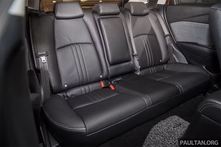 Cụm điều khiển trung tâm cũng đã được thiết kế lại để phù hợp với kiểu dáng mới của cần gạt số, ngoài ra Mazda cũng xê dịch vị trí của nút chọn chế độ Sport và các điều chỉnh của hệ thống MZD Connect, tất cả những cập nhật này khiến bố cục bên trong của CX-3 2018 trông gần giống như trên CX-5.