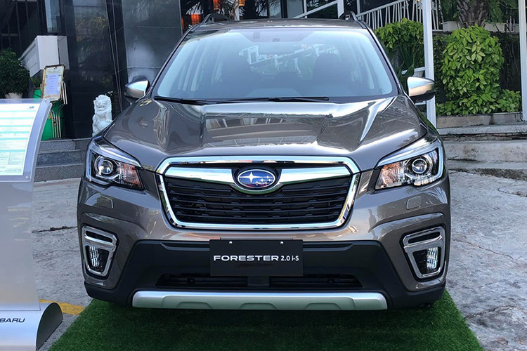 So với phiên bản tiền nhiệm, Forester 2019 sở hữu kích thước lớn hơn với chiều dài cơ sở 2.669 mm, tăng 30 mm. Phần đầu xe được trang bị đèn pha LED tự động điều chỉnh độ cao thấp và rửa đèn tự động, cũng như tích hợp dãy LED định vị ban ngày hiện đại, đèn sương mù LED.