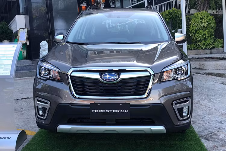 So với phiên bản tiền nhiệm, Forester 2019 sở hữu kích thước lớn hơn với chiều dài cơ sở 2.669 mm, tăng 30 mm. Phần đầu xe được trang bị đèn pha LED tự động điều chỉnh độ cao thấp và rửa đèn tự động, cũng như tích hợp dãy LED định vị ban ngày hiện đại, đèn sương mù LED.