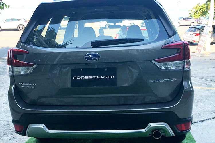 Cả 2 phiên bản Forester 2019 về Việt Nam gồm 2.0i-L và 2.0i-S đều sử dụng động cơ boxer 2 lít có công suất tối đa 156 mã lực tại vòng tua máy 6.000 vòng/phút, mô men xoắn cực đại 196 Nm tại 4.000 vòng/phút. Hộp số CVT. Dẫn động bốn bánh toàn thời gian. So với thế hệ cũ, Subaru Forester 2019 yếu hơn, khi không còn được trang bị tăng áp.