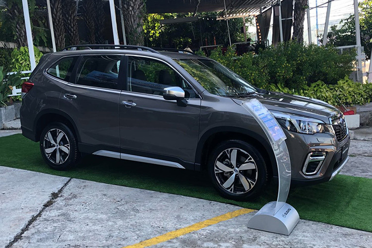 Về ngoại hình, Subaru Forester 2.0i-S thế hệ mới sở hữu kích thước dài 4.625mm x rộng 1.815mm x cao 1.730mm, chiều dài cơ sở đạt 2,670mm. Khoảng sáng gầm xe 220mm, trọng lượng thân xe nặng 1,542 kg.