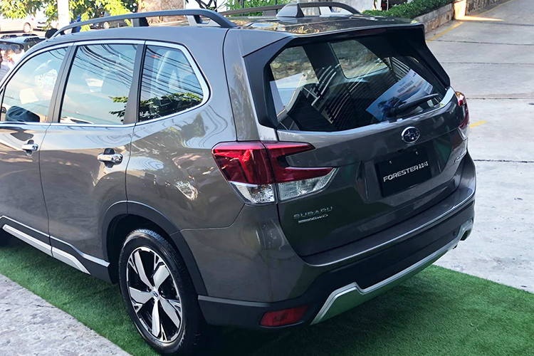 Với phiên bản thấp, gương chiếu hậu mạ chrome mờ khác màu thân xe giúp mang đến điểm nhấn cho phần ngoại thất thêm bắt mắt. Baga mui và cánh lướt gió tích hợp đèn hậu LED trên cao là trang bị sẵn có. Trong khi đó, đèn hậu thiết kế cách tân có phần cứng cáp sử dụng công nghệ LED cho xe. Cốp xe mở/đóng điện tiện dụng.