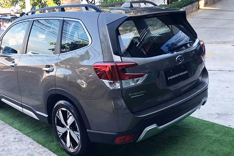 Với phiên bản thấp, gương chiếu hậu mạ chrome mờ khác màu thân xe giúp mang đến điểm nhấn cho phần ngoại thất thêm bắt mắt. Baga mui và cánh lướt gió tích hợp đèn hậu LED trên cao là trang bị sẵn có. Trong khi đó, đèn hậu thiết kế cách tân có phần cứng cáp sử dụng công nghệ LED cho xe. Cốp xe mở/đóng điện tiện dụng.