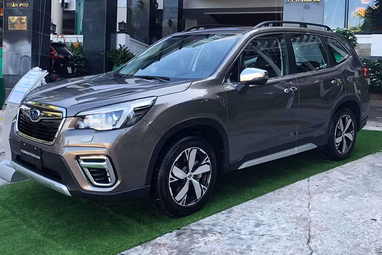 Nếu so sánh tính năng vận hành, rõ ràng Forester yếu hơn nhiều đối thủ cùng phân khúc như Hyundai Tucson (3 phiên bản với sức mạnh lần lượt 155 – 177 – 184 mã lực), Mazda CX-5 (2 phiên bản mạnh 162 và 192 mã lực). Giá bán Subaru Forester 2019 cho cả 2 phiên bản tại thị trường Việt Nam lần lượt là 990 triệu và 1,088 tỷ đồng.