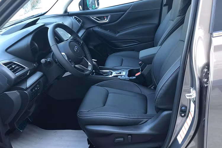 Forester 2019 mới tại Việt Nam không có cửa sổ trời, tuy nhiên xe sở hữu không gian hai hàng ghế khá rộng rãi, thể tích khoang hành lý 1.003 lít và mở rộng lên 2.155 lít khi gập hàng ghế sau với một lẫy gạt. Đây là một trong những mẫu xe có khoang chứa đồ lớn nhất phân khúc.