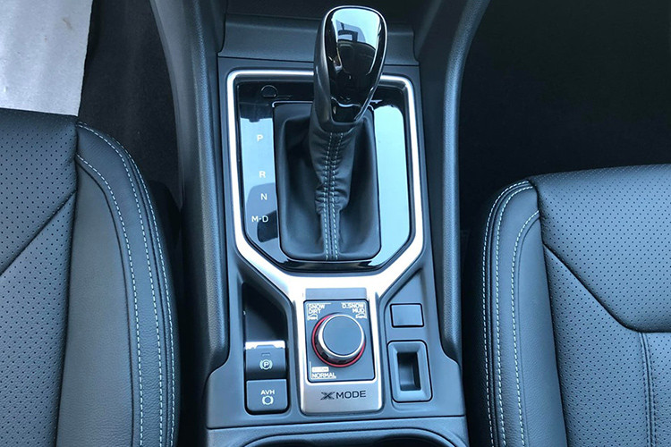 Các trang bị an toàn khác trên xe như cảnh báo chệch làn đường, cảnh báo điểm mù, điều khiển hành trình chủ động, phanh tay điện tử, camera hỗ trợ đỗ xe... Forester 2019 có thêm tính năng tự động ngắt động cơ trong 4 giây để tránh tình trạng cướp ga khi phát hiện người lái đạp ga đột ngột.