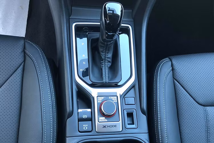 Các trang bị an toàn khác trên xe như cảnh báo chệch làn đường, cảnh báo điểm mù, điều khiển hành trình chủ động, phanh tay điện tử, camera hỗ trợ đỗ xe... Forester 2019 có thêm tính năng tự động ngắt động cơ trong 4 giây để tránh tình trạng cướp ga khi phát hiện người lái đạp ga đột ngột.