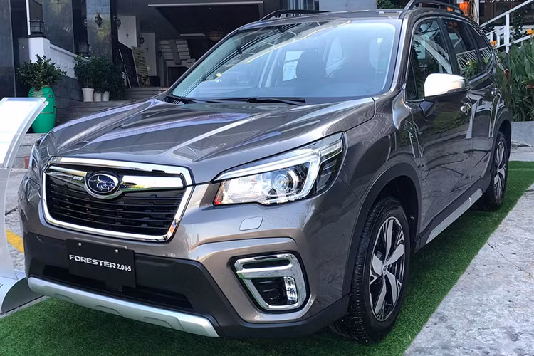 Mới đây, hai phiên bản của mẫu xe Subarru Forester 2019 đã được nhập khẩu chính hãng từ Thái Lan về Việt Nam gồm; Forester 2.0i-S và Forester 2.0 i-L. Riêng phiên bản cao cấp nhất Subaru Forester 2.0i-S EyeSight dự kiến sẽ có mặt tại thị trường Việt Nam vào đầu tháng 7/2019 sắp tới.