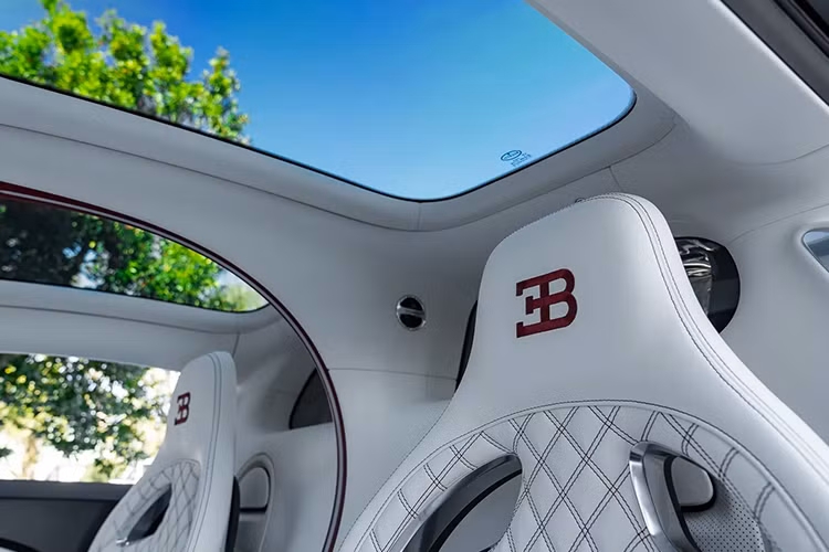 Không thể phủ nhận rằng với mức giá chỉ bằng khoảng 8% so với Chiron, chiếc Rolls-Royce Wraith tặng kèm là một món quà khá “hời” cho người mua.