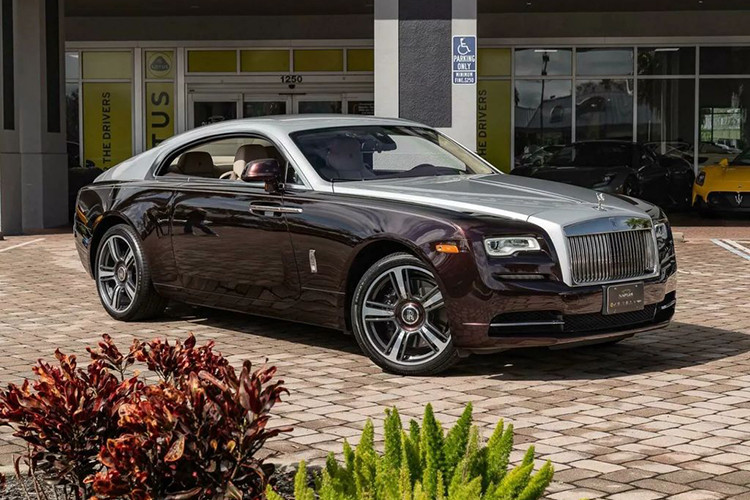 Nếu như khách hàng chốt đơn khi mua chiếc Bugatti Chiron giá 95 tỷ này, sẽ được tặng kèm chiếc xe siêu sang Rolls-Royce Wraith đời 2018 trị giá 239.995 USD (khoảng 5,9 tỷ đồng).