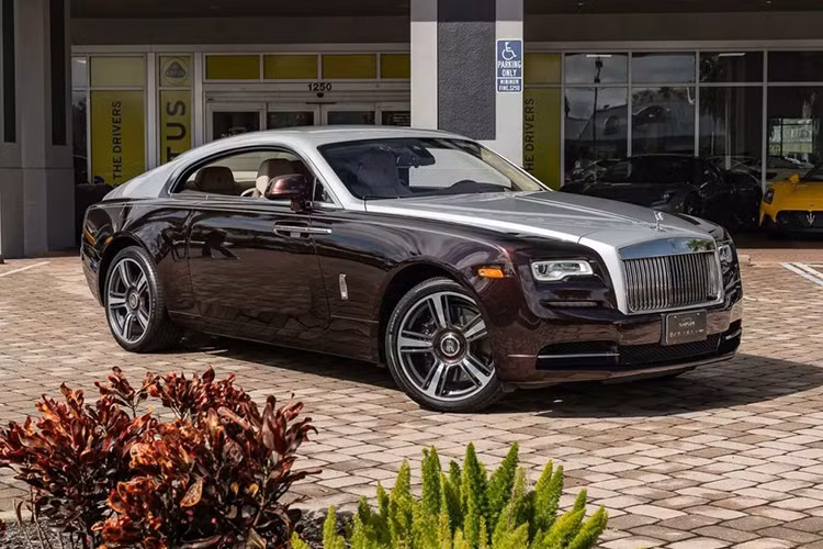 Nếu như khách hàng chốt đơn khi mua chiếc Bugatti Chiron giá 95 tỷ này, sẽ được tặng kèm chiếc xe siêu sang Rolls-Royce Wraith đời 2018 trị giá 239.995 USD (khoảng 5,9 tỷ đồng).