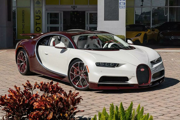 Bugatti Chiron được trang bị khối động cơ W16 với 2 động cơ V8 xếp thành hình chữ W, dung tích 8.0 lít, 4 bộ tăng áp, cho công suất lên đến 1.500 mã lực và mô-men xoắn cực đại 1.600 Nm. Mẫu hypercar này chỉ cần 2,5 giây để tăng tốc từ 0 - 100 km/h, trước khi cán tốc độ tối đa 420 km/h.