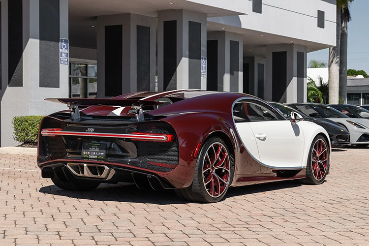 Mức giá xe Bugatti Chiron 2021 đang được rao bán với mức giá 3,85 triệu USD (tương đương khoảng 95,1 tỷ đồng).
