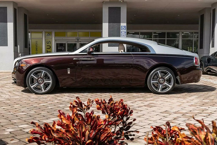 Chiếc Rolls-Royce Wraith được khuyến mại tặng kèm là mẫu xe của năm 2018, xe cũng mang màu sơn ngoại thất bạc và đỏ. ODO theo đại lý công bố là hơn 28.000 km. 