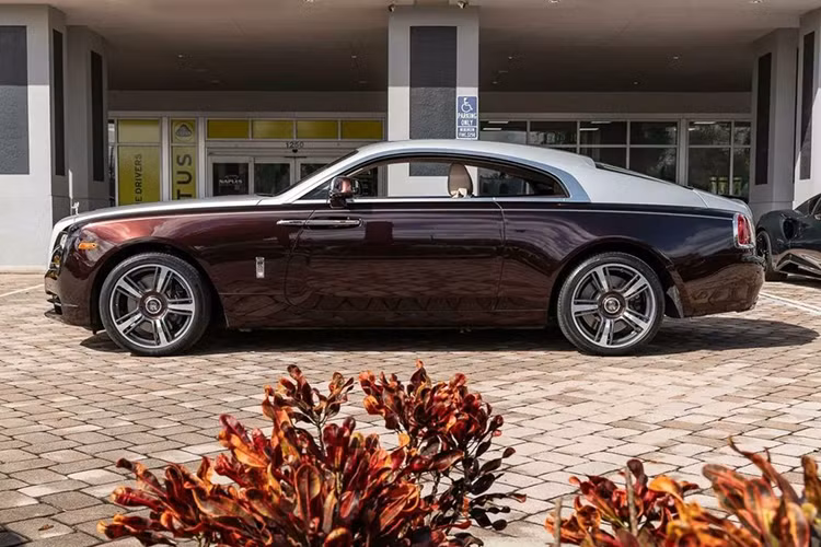 Chiếc Rolls-Royce Wraith được khuyến mại tặng kèm là mẫu xe của năm 2018, xe cũng mang màu sơn ngoại thất bạc và đỏ. ODO theo đại lý công bố là hơn 28.000 km. 