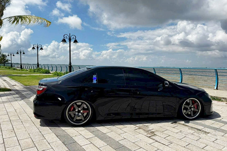 Người bán cũng đã bày tỏ quan điểm cá nhân khi nhận không ít bình luận tiêu cực trên diễn đàn mạng xã hội. Chủ xe Toyota Camry 2.0E 2018 độ khủng chia sẻ: "Anh em nào không thích thì lướt qua bên, xe người ta sao kệ người ta, không cần phải bình luận tiêu cực. Đừng dạy người giàu cách ăn."