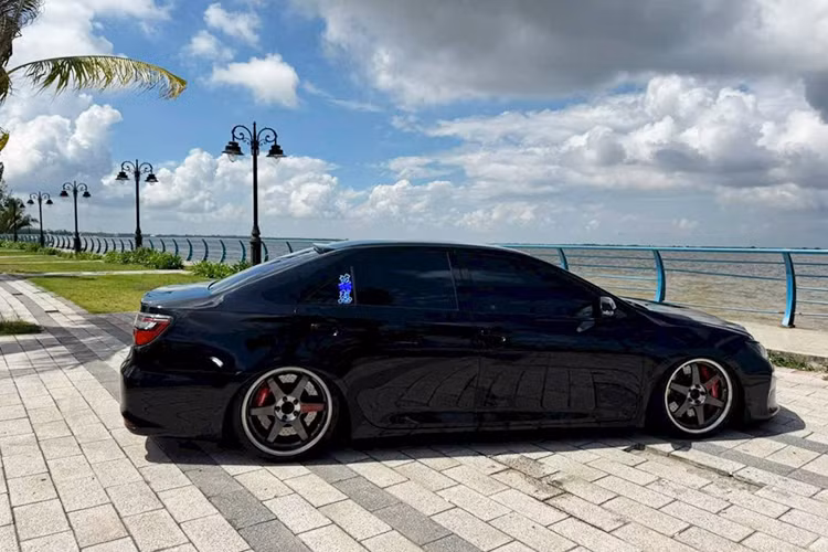 Người bán cũng đã bày tỏ quan điểm cá nhân khi nhận không ít bình luận tiêu cực trên diễn đàn mạng xã hội. Chủ xe Toyota Camry 2.0E 2018 độ khủng chia sẻ: "Anh em nào không thích thì lướt qua bên, xe người ta sao kệ người ta, không cần phải bình luận tiêu cực. Đừng dạy người giàu cách ăn."