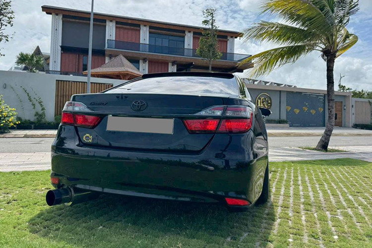 Một số ý kiến khác khuyên rằng chủ xe Toyota Camry 2.0E đời 2018 với gói độ khủng nên tháo các món "đồ chơi" để bán xe dễ hơn, bởi những chiếc xe đã qua nâng cấp thường rất kén khách.