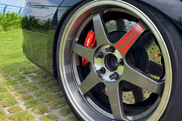 Dù đã qua sử dụng hơn 6 năm, chiếc Camry 2018 này vẫn có ngoại thất khá mới, các chi tiết bóng bẩy cho thấy chủ xe đã chăm sóc kỹ lưỡng trước khi rao bán. Mức giá xe Toyota Camry 2018 độ khủng này hiện đang được chủ nhân chào hàng là 625 triệu đồng, đã bao gồm toàn bộ các món đồ độ (xe đã đăng kiểm đến giữa năm 2026).