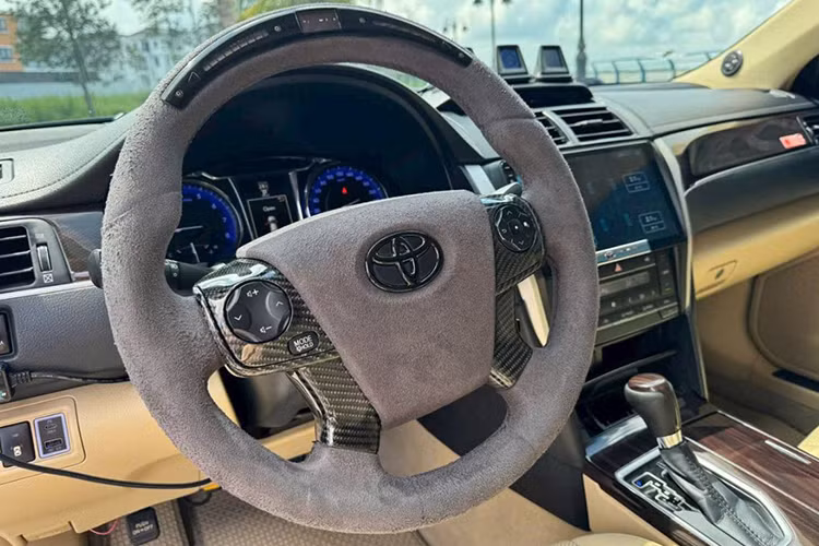 Trái ngược với ngoại thất, khoang cabin của Camry 2018 không có quá nhiều thay đổi. Một số nâng cấp nhẹ đáng chú ý gồm: Vô lăng bọc da lộn. Hệ thống đèn LED trang trí. Màn hình giải trí Android thay thế cho màn hình nguyên bản. Một số chi tiết như bệ trung tâm được ốp sợi carbon tăng vẻ thể thao. Ghế da vẫn còn khá mới với ít vết nhăn, cho thấy xe đã được bảo quản kỹ lưỡng.