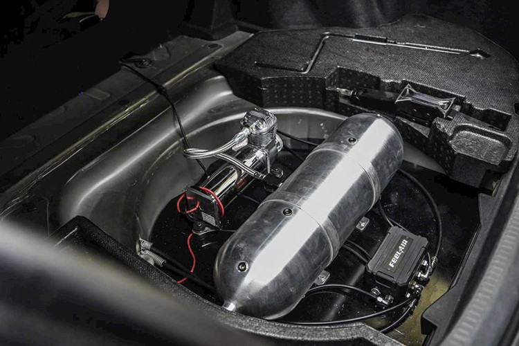 Điểm đặc biệt nhất là hệ thống treo khí nén, giúp chiếc xe sedan Toyota Camry 2.0E 2018 có thể nâng/hạ gầm linh hoạt như những mẫu xe thể thao cao cấp. Theo tham khảo, hệ thống này có giá hơn 3.200 USD (tương đương khoảng 83 triệu đồng), chưa kể chi phí vận chuyển về Việt Nam có thể đội lên trên 100 triệu đồng.